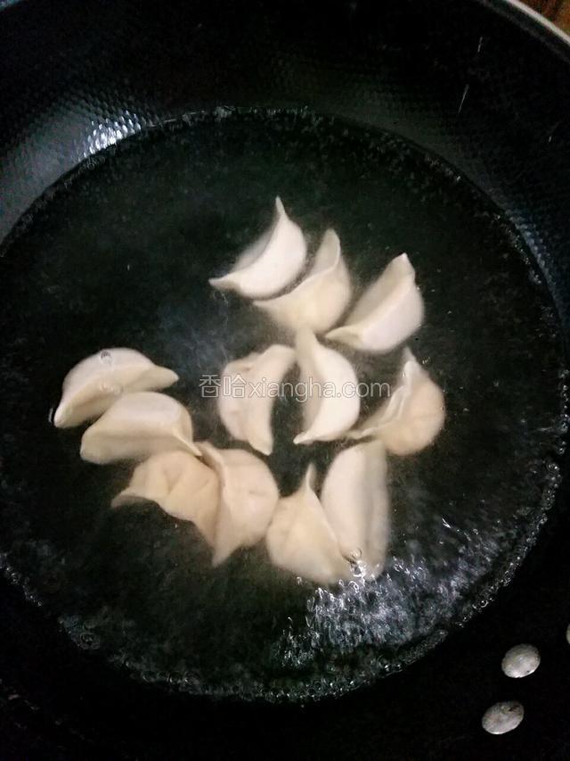 锅里放水烧开后放饺子
