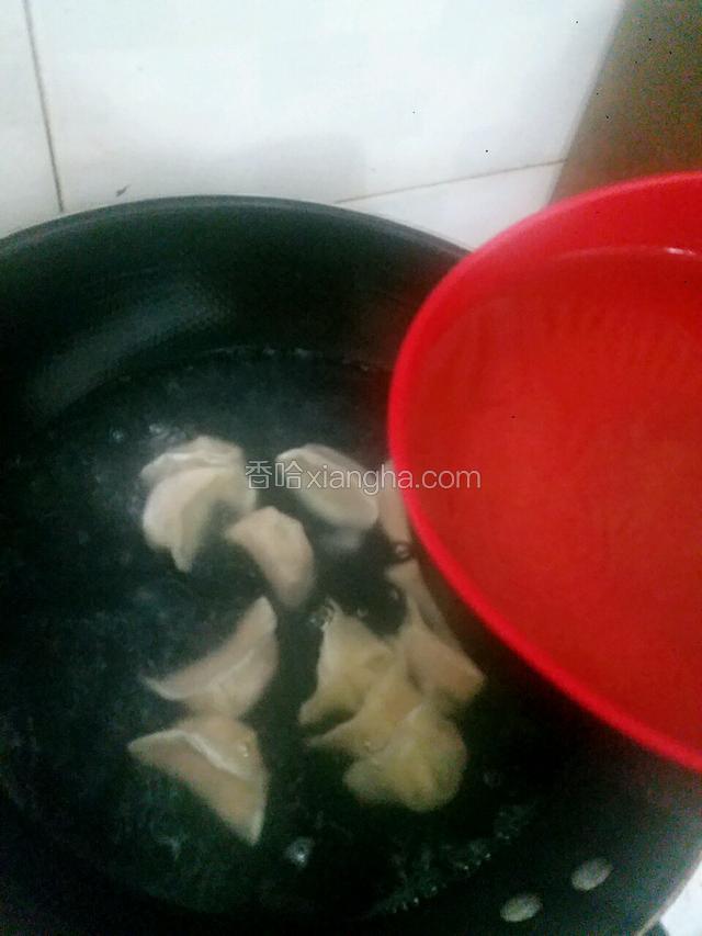 水开沸了放点水，一共三次，煮出的饺子不会烂