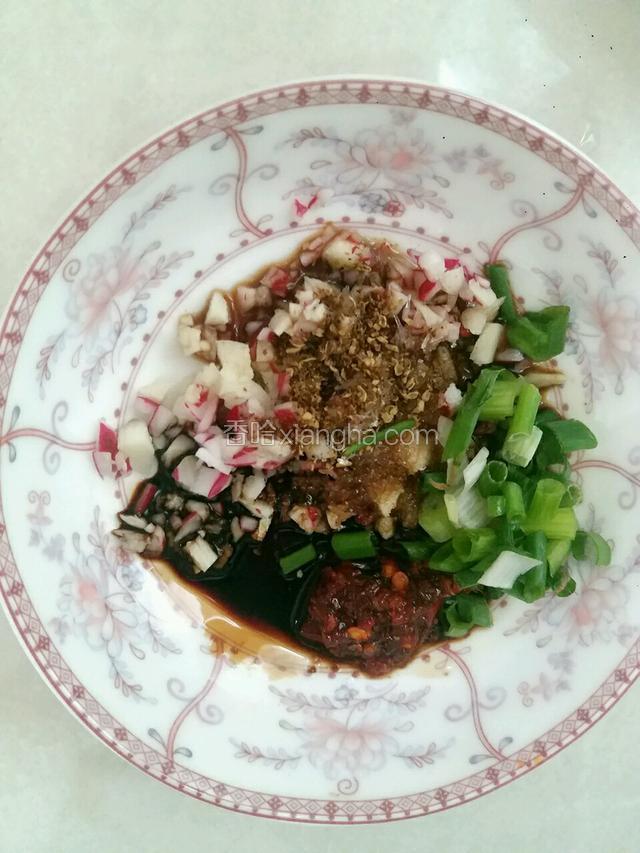 煮饺子时候，可以做蘸料，盐，味精，花椒粉，小葱，蒜蓉，红油辣椒，酱油，醋适量调味即可