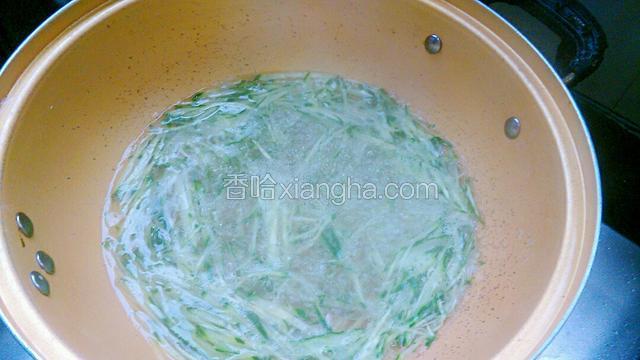 加入黄瓜丝和猪油，煮沸腾。