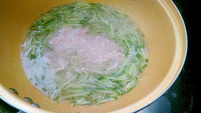 加入瘦肉，用筷子把瘦肉散开。