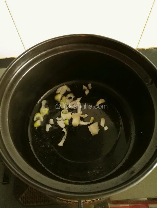 锅小火烧热放入油，放入葱花煸香