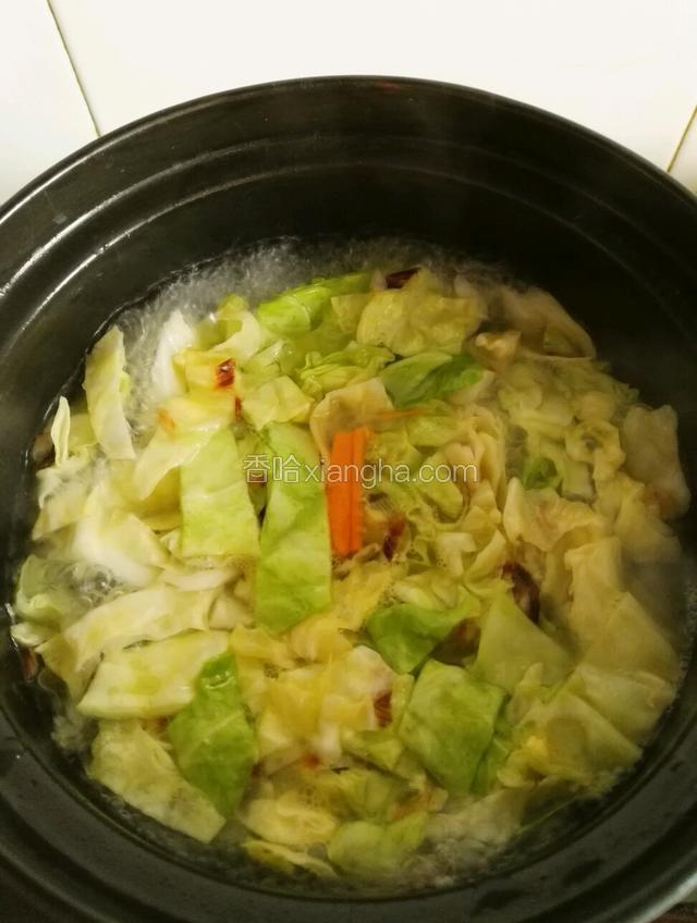 倒入适量水，加入盐，鸡精煮开