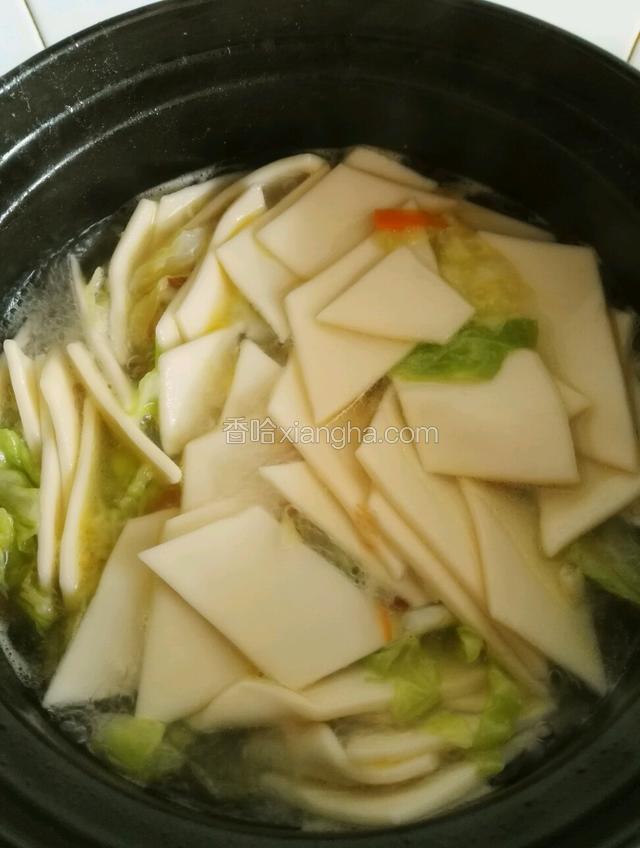 放入面片稍煮