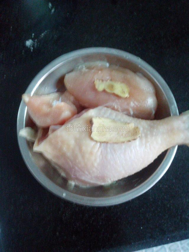准备主要材料：鸡胸和一个鸡腿，撒点盐腌半小时以上。