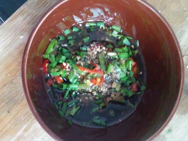 再往小碗加鸡精，生抽，老抽，辣椒油，香油，辣椒油，拌匀。