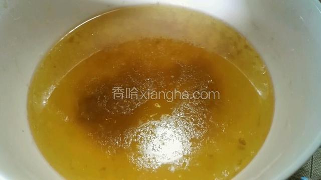 好喝的鸡汤。可以做汤，可以下面条吃。
小时候妈妈就原汤给我们喝了。