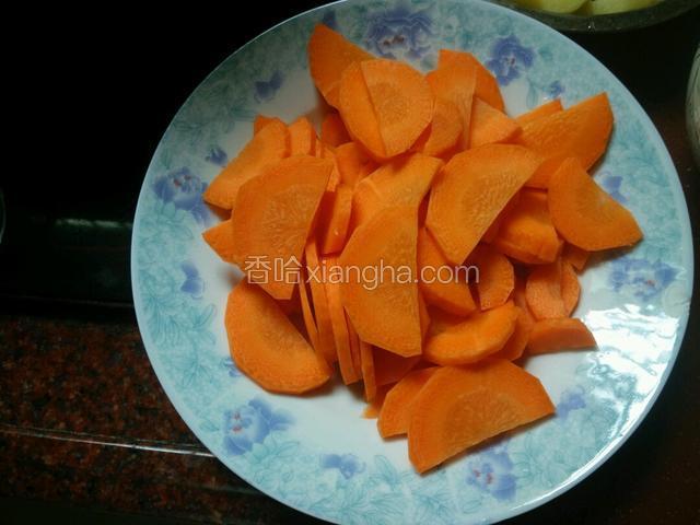 胡萝卜削皮，切成片