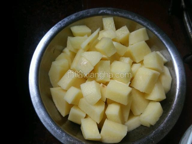 土豆削皮，切成块