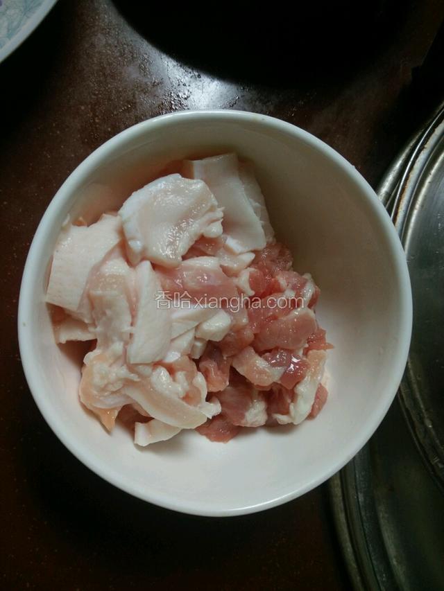 猪肉切成片