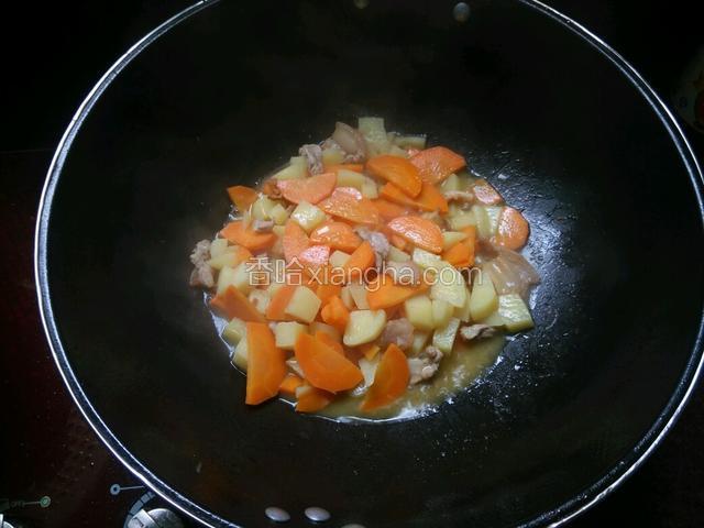 胡萝卜加进去之后，翻炒几下加点水，然后盖上锅盖煮几分钟，等到熟了之后就可以加点盐，然后装盘出锅