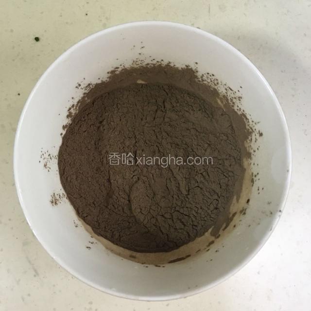 在碗内倒入烧仙草粉。