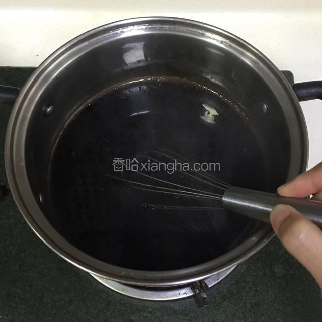 开火，不停的把烧仙草液体搅拌均匀。