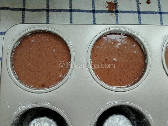 再倒入杯子模具中，振岀气泡送入烤箱