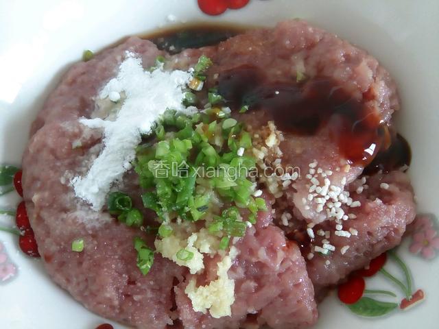 肉馅里加入油，料酒，盐，葱，姜，耗油，生抽，淀粉，鸡精，胡椒粉，顺方向搅拌均匀待用