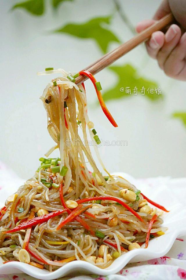 里面的夹馅儿是用的凉拌红薯粉，具体做法我主页菜谱栏里有，喜欢的朋友可以自己去找找！