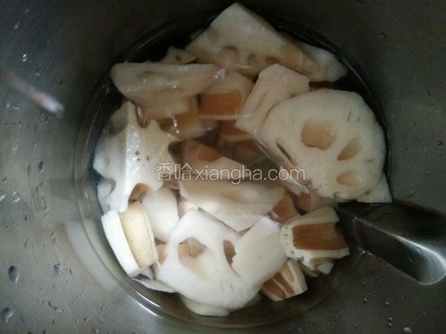 用豆浆机或料理机打成汁。