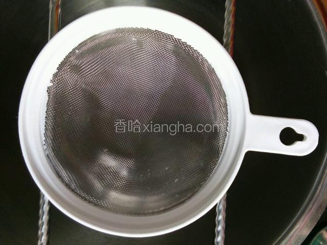 在锅沿上用筷子架起豆浆机配套赠送的小筛子，没有的可以用纱布来过滤。