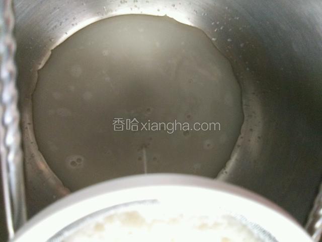 富含淀粉的汁，流到锅里了。