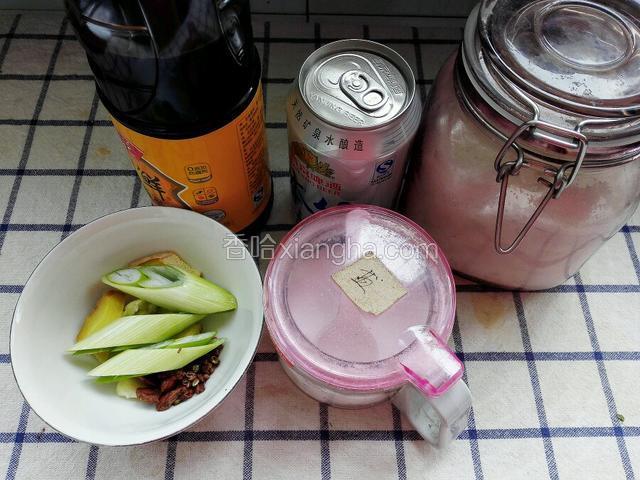 把生抽酱油，盐，糖，啤酒，花椒大料葱姜蒜和小辣椒准备好