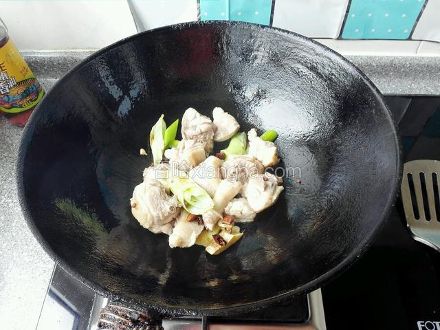 随后倒入鸭块炒几下