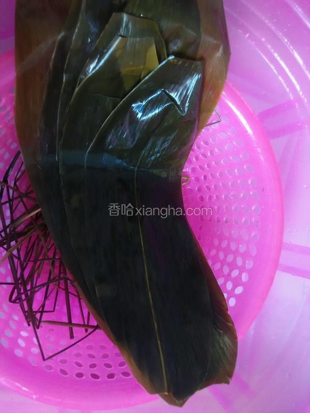 把煮好的粽叶和马莲草捞起来洗干净并把粽叶两头修剪。