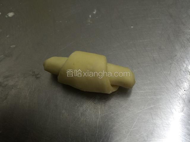 从大头开始卷.尖尖向下压制
