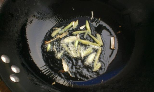另起锅到少许油，放葱姜爆香