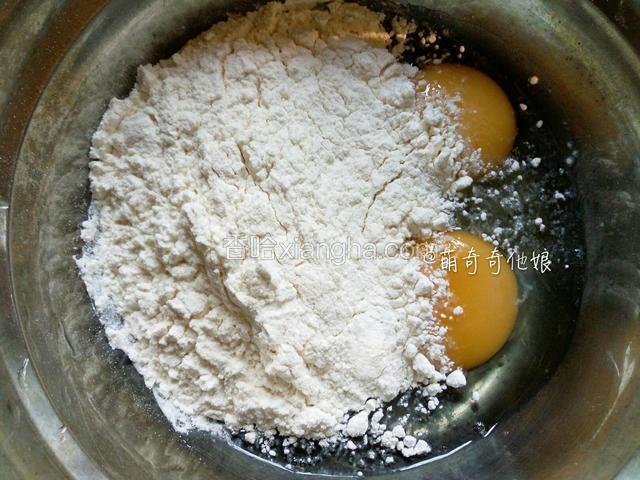 鸡蛋2个磕入碗里，加入一碗面粉，我用平时吃饭的碗舀的。
材料中的具体用量我没有称，所以给不了具体克数。不过这个不必像烘焙那么精确，所以差不多就行！