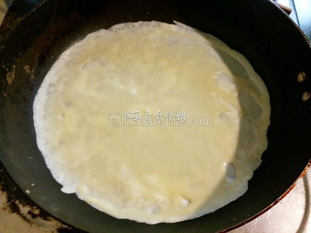 不粘平底锅预热，滴入一点点食用油，晃动锅均匀沾上后倒掉多余的油，舀一勺面糊倒入，并快速晃动锅使之均匀铺开成圆形。小火煎！（一次性舀入的面糊别太多，这样煎出来的饼皮才薄！）