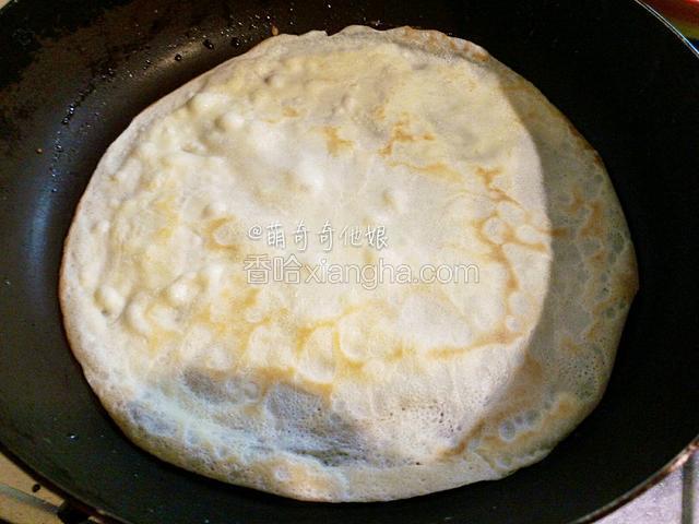 看到透明的面糊变白后翻面！再小火煎另一面，看到表面起许多泡泡差不多就好了。
