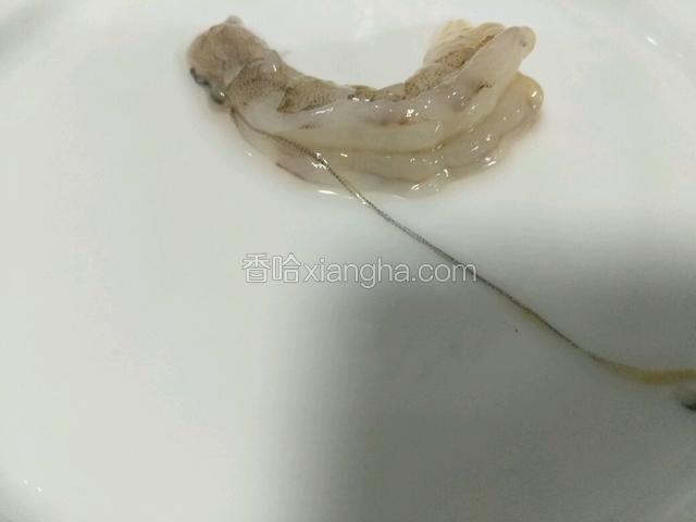 虾去头，去尾，去皮，虾仁背部开一刀去虾肠（如下图）