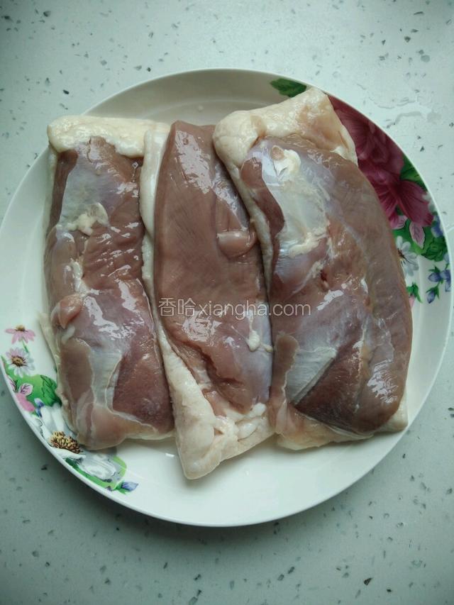 超市买的鸭胸肉凉水里解冻洗净