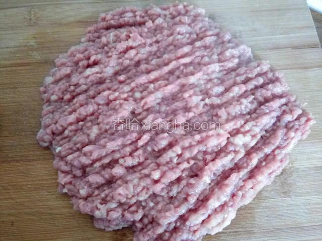 五花肉洗净剁碎