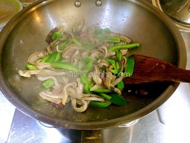 下去青椒翻炒，同时加入生抽，盐调味，翻炒断生