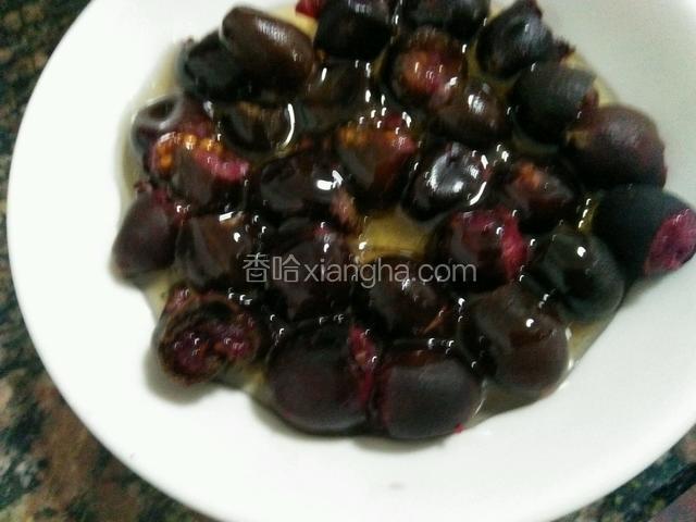 去掉头的多尼酱果加入适量的蜂蜜。