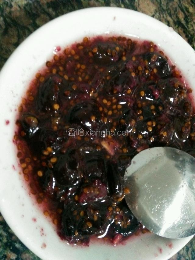 用勺子压匀腌制30分钟。