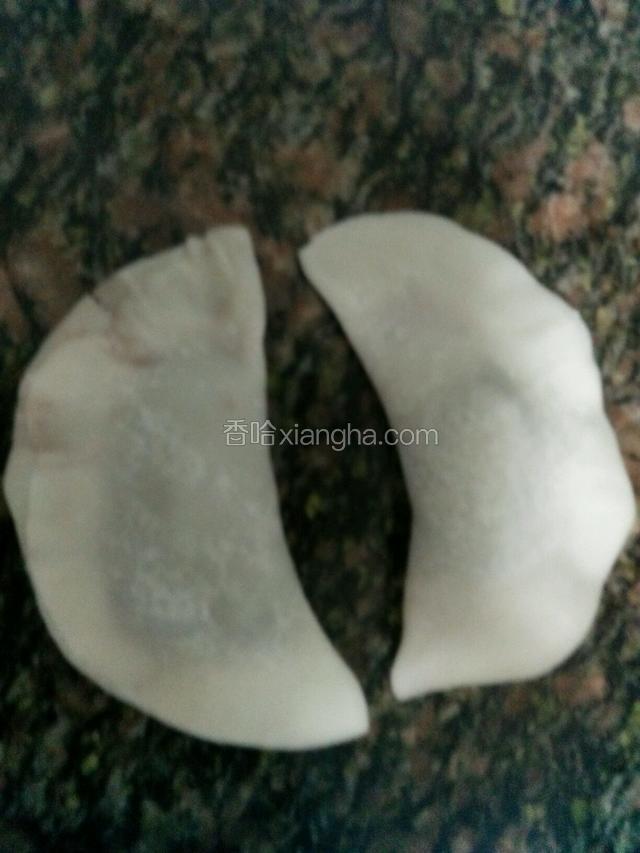 面皮中间放入酱果对折,捏紧边缘成半月饼状。
