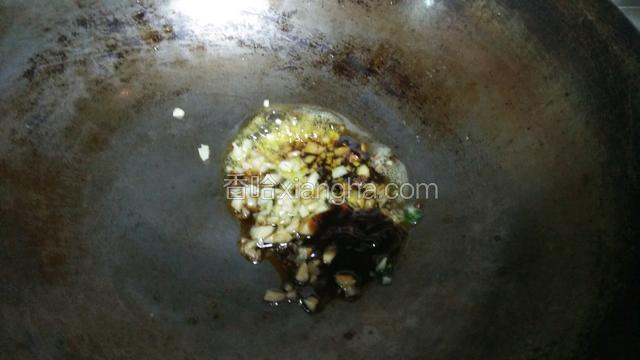 加蚝油，盐，拌匀，关火