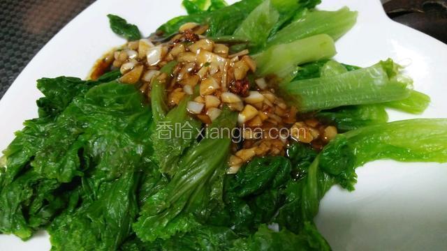 撒在生菜上