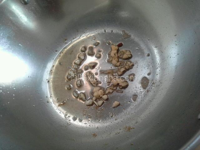 锅入油烧热爆香蒜