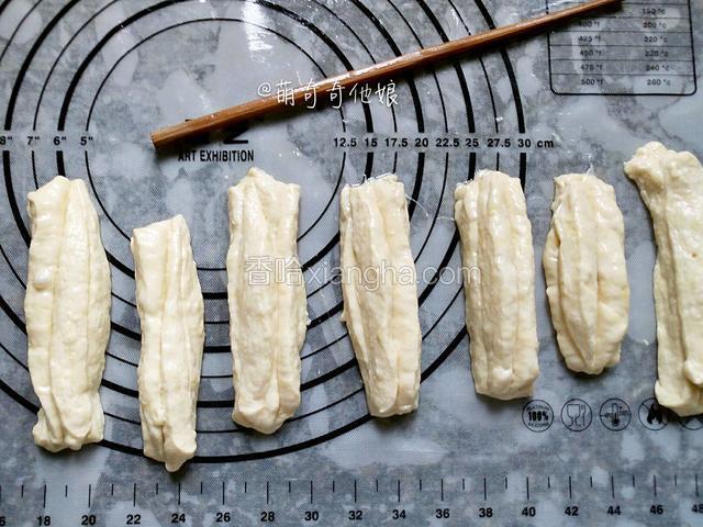 全部压好，油条生胚就完成了。