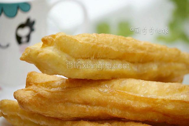 【来自安琪面点师的油条问题分析解答】非常详细哦，整理给大家！
1、 做油条时，如何和面? 
　　答：和面的方式一般是用揣面叠面法，即用拳头反复击打(即踹面)的方式，使面筋得到充分扩展;这样和制的面团炸制的油条组织好，呈蝴蝶形状。如果和面量特别大可以采用机器和面。 
2、 面团松弛好后还能揉面吗? 
　　答：不能。面团的松弛好的情况下(即在最后炸之前)不能再揉，揉后面团再炸制就成面棍。 
3、 炸制的油条制品表面很粗糙，不光滑，表面有很多的小颗粒，是什么原因? 
　　答：油条面团可能静置时间太长或面团太稀软。 
4、 油条嚼劲大、韧性大，是什么原因? 
　　答：可能是面粉选择不当，筋度太高或面粉灰分太低，可以在高筋度面粉的基础上加20%的低筋粉进去，进行调和。 
5、 面团分割、饧面的先后顺序? 
　　答：和好的油条面团应该先分割、再静置，这样可以节约静置的时间，也不会破坏面团的组织形态。 