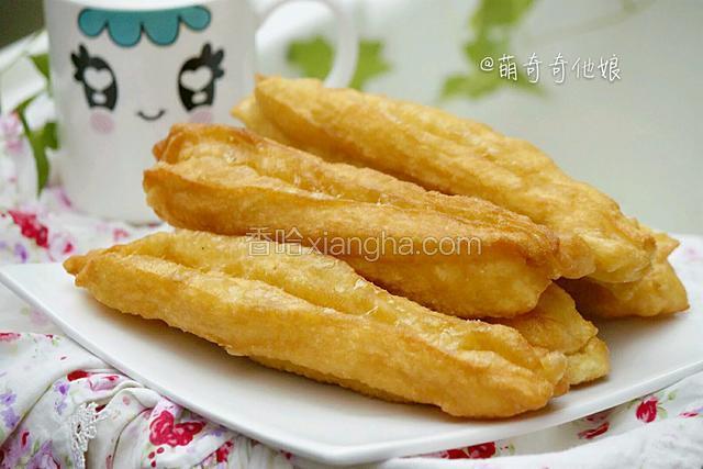 6、 油条形状不好控制怎么办? 
　　答：炸制油条的时候可以选择刷油或撒粉，在油条面团瘫软的情况下最好选择撒粉，这样对油条形状有一定的控制。 
7、 炸制的油条回软很快怎么办? 
　　答：炸制时调低炸制的油温，延长炸制时间。也可以选用专用的油炸油炸，脆度也很好。在和面的时候加入5%的油会好的多。还可以添加鸡蛋、油等，会起到一定的效果。 
8、 夏天如何保存面团? 
　　答：直接把面团冷藏冷冻。 
9、 为什么冷藏面团不宜放置时间太长? 
　　答：时间长了面团表面会长很多的黑点，炸制出的油条表面会有很多的小颗粒，不光滑。
10、 油条不蓬松、内部组织很细腻是什么原因? 
　　答：面粉筋度不够或者膨松剂添加量少了。 