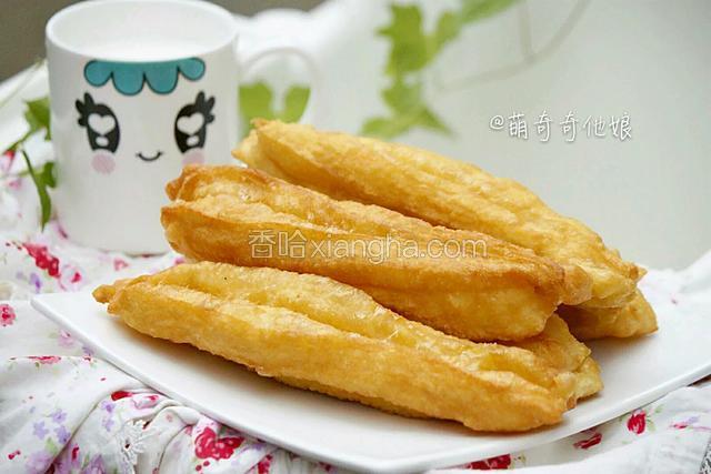 16、 用什么面粉最好? 
　　答：面粉最好选用油条专用粉，或者一等粉。或高筋度面粉的基础上加20%的低筋粉进去，进行调和。 
17、 夏天，普通油条店该如何操作? 
　　答：建议其晚上和面，将和好、分割好的面团直接放到冰箱或冰柜冷藏，温度4-8℃，也可以将和好、分割好的面团静置1-2小时，然后放到冰箱或冰柜冷藏，温度0-4℃.早上起来拿出来让面团回到常温后即可进行操作。 
18、 配方中添加酥油有啥好处? 
　　答：在制作油条过程中，添加5%的奶油，炸出的油条外形完整，色泽均匀，体积比较大，蓬松度极佳，还能有效延长油条冷却后回软的时间。 