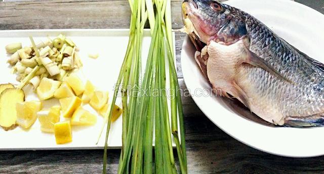 材料洗净 姜切片 柠檬切块 香茅取根部切碎  留叶备用