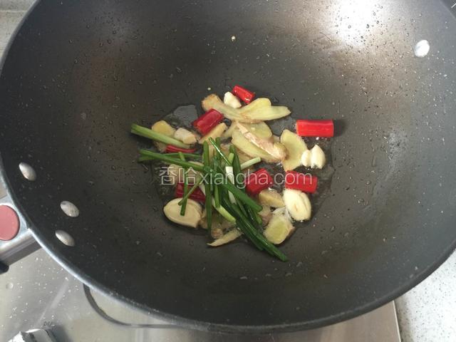 锅内留底油，放入辣椒、葱段、蒜瓣、姜片爆香；