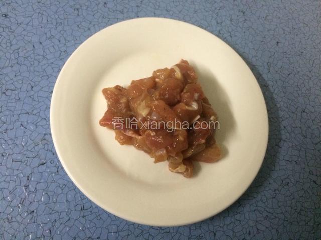 鸡腿去皮去骨后切成丁，加入少许料酒，胡椒粉，盐，蚝油，淀粉，五香粉抓均匀腌制入味。
