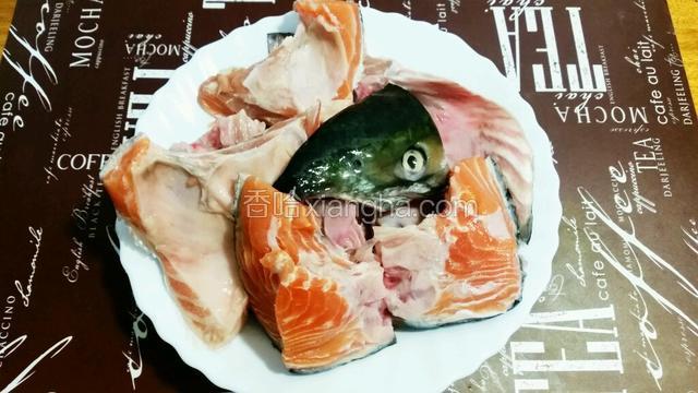 新鲜三文鱼头约500克，切成6件，用少量盐和柠檬汁抹匀备用