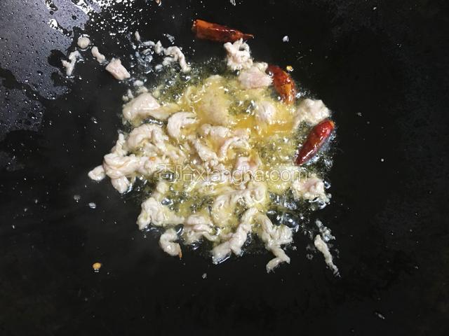 油锅热油，干辣椒，肉片入锅煸炒；